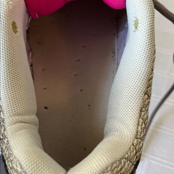 New Balance Gray and Pink Trail Sneakers Women's 9 Outdoor Hiking Running - Picture 13 of 14